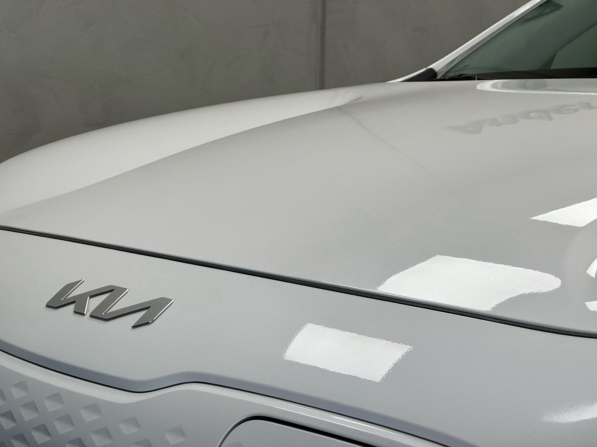 Hvid Kia e-Niro fra 2022 set udefra