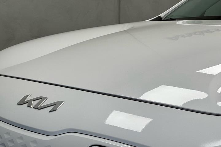 Hvid Kia e-Niro fra 2022 set udefra