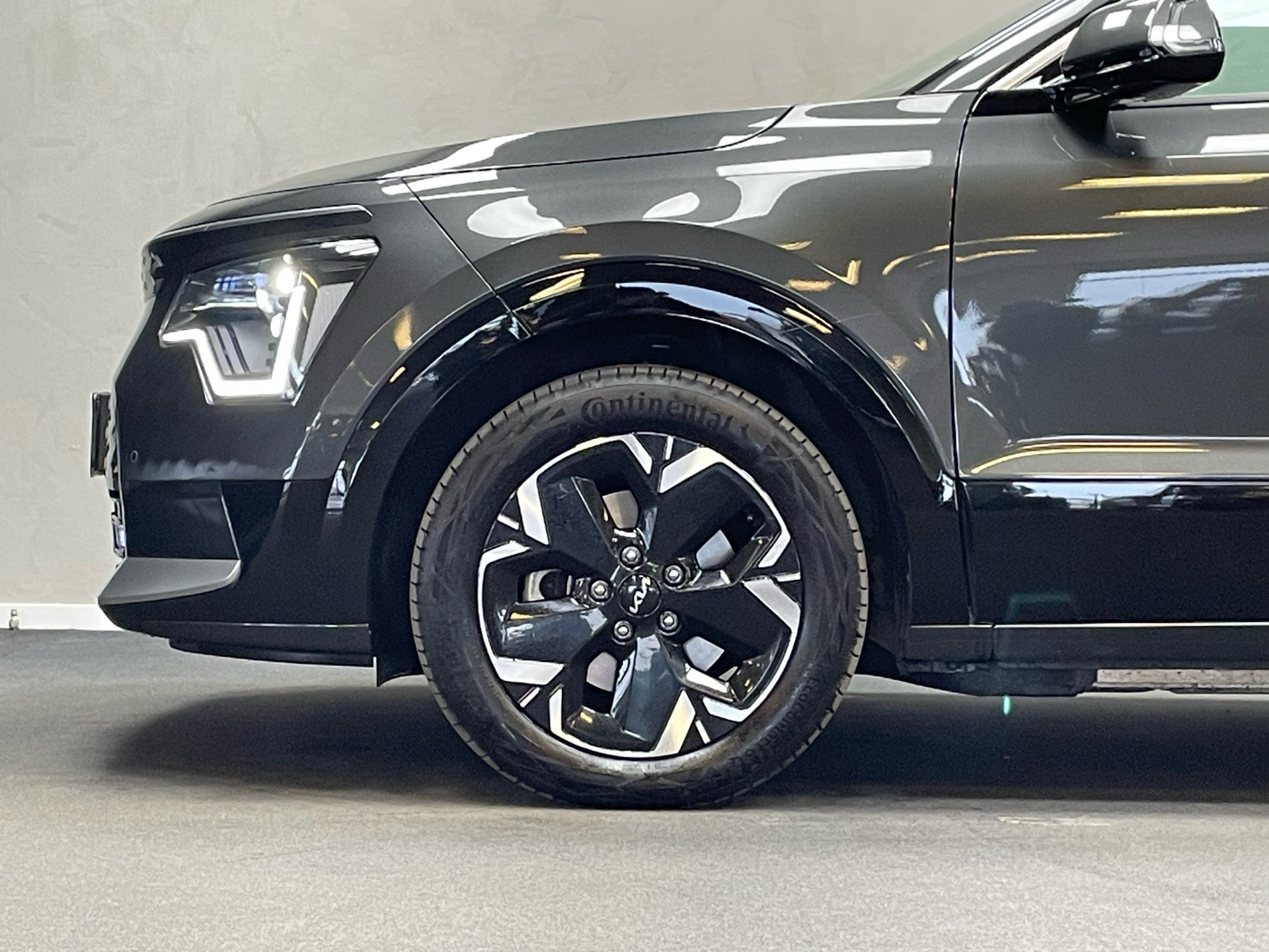 Grå Kia Niro EV fra 2023