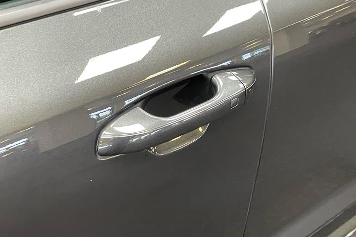 Grå Kia Niro EV fra 2023