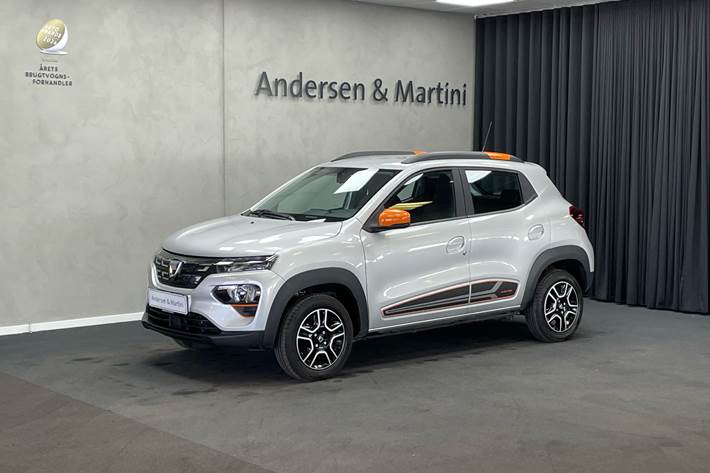 Grå Dacia Spring fra 2022 set udefra