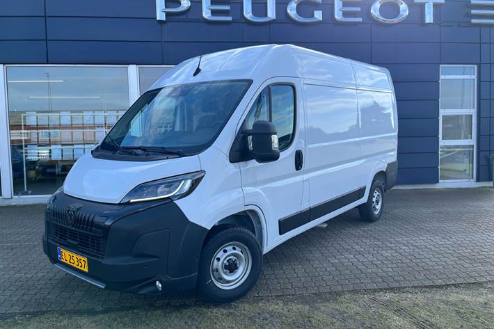 Hvid Peugeot Boxer fra 2025