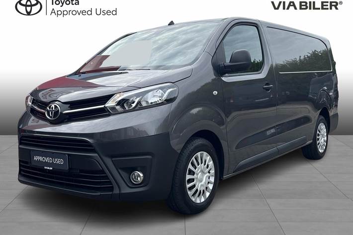 Grå Toyota ProAce fra 2024 set udefra