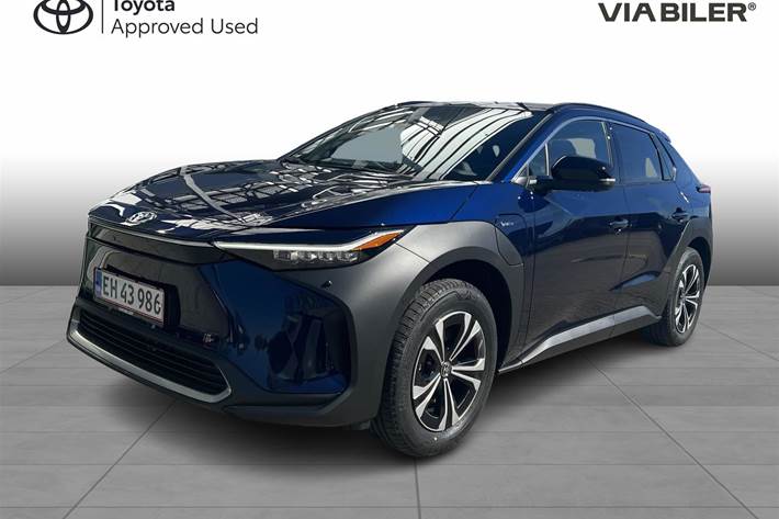 Blå Toyota BZ4X fra 2025 set udefra