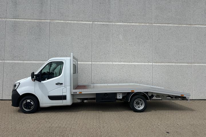 Hvid Renault Master fra 2023