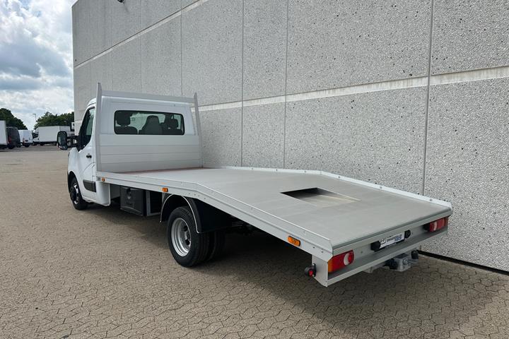 Hvid Renault Master fra 2023
