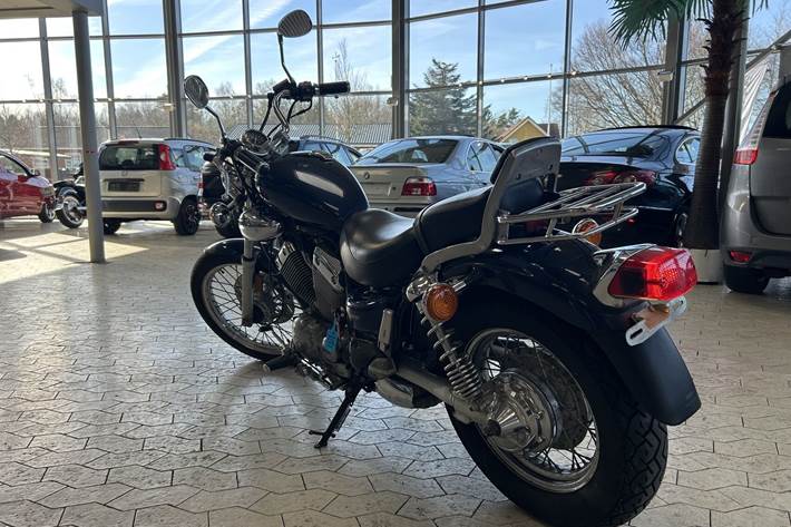 Blå Yamaha XV 535 fra 2026 set udefra