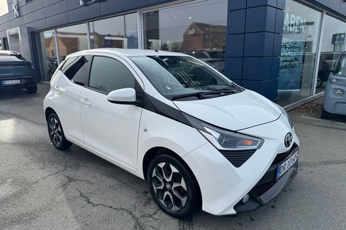 Hvid Toyota Aygo fra 2020 set udefra