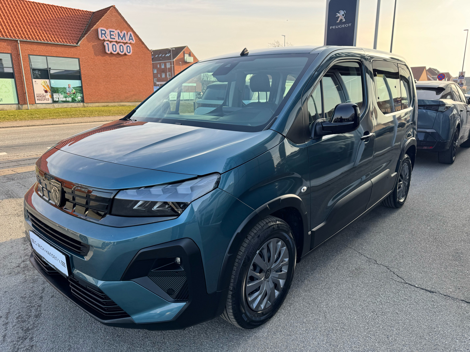 Blå Peugeot e-Rifter fra 2025 set udefra