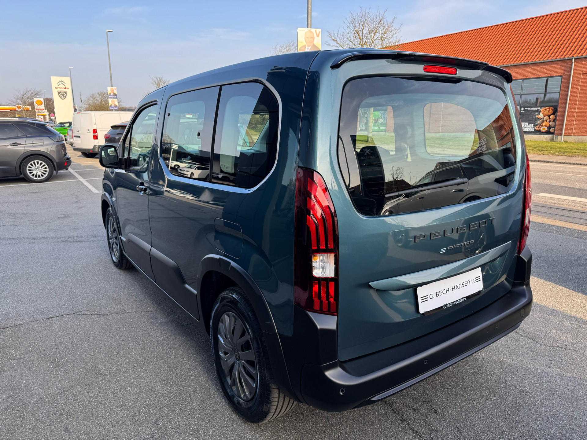 Blå Peugeot e-Rifter fra 2025 set udefra