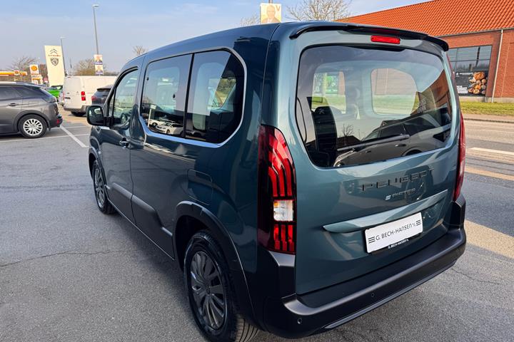 Blå Peugeot e-Rifter fra 2025 set udefra