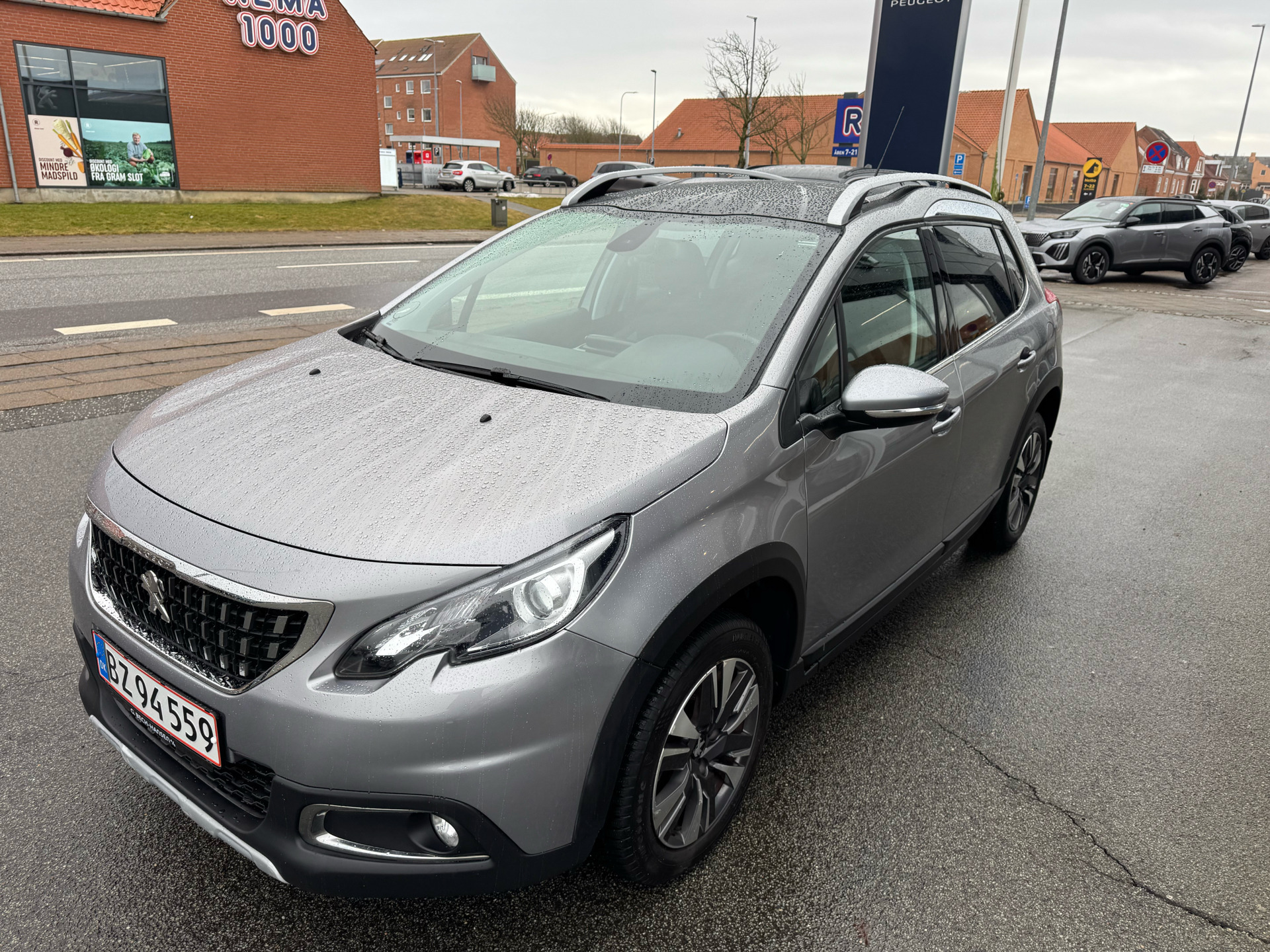 Grå Peugeot 2008 fra 2018
