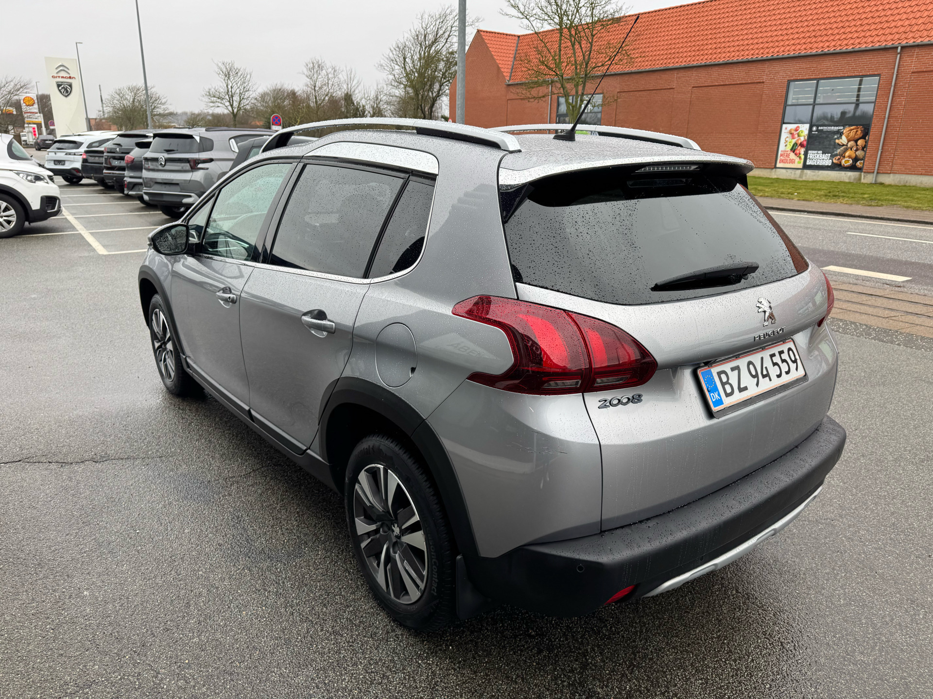 Grå Peugeot 2008 fra 2018