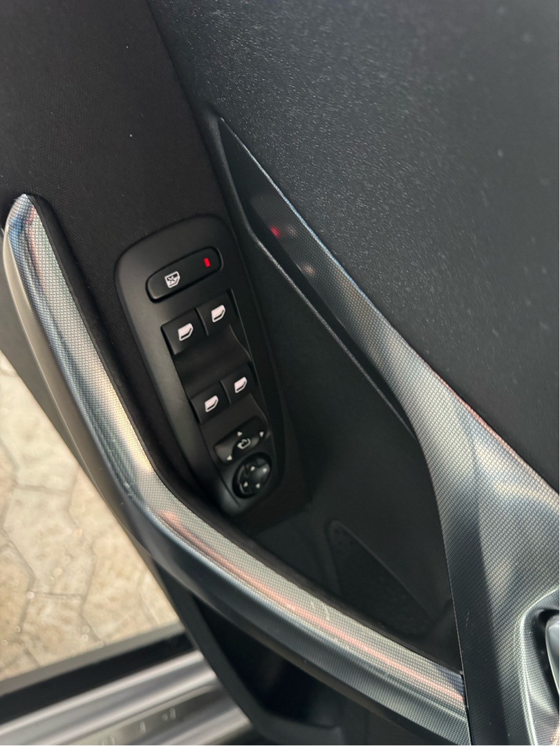 Grå Peugeot 2008 fra 2018