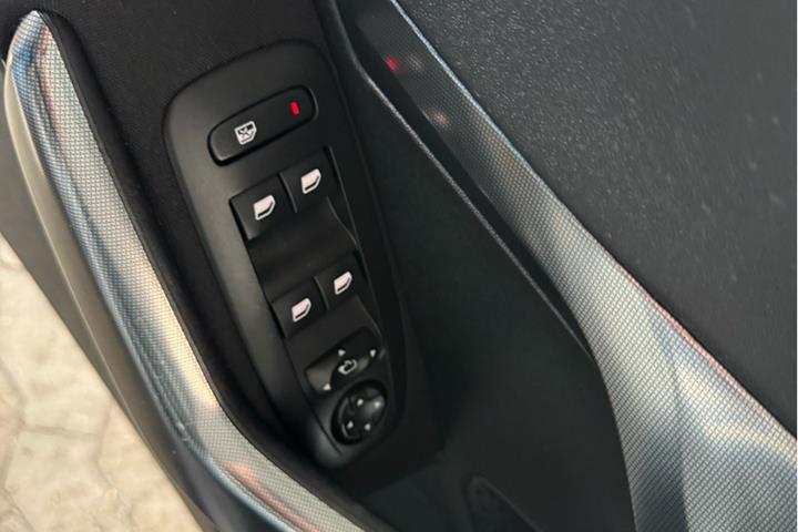 Grå Peugeot 2008 fra 2018