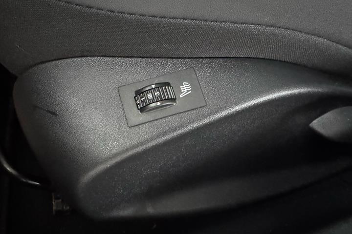 Grå Peugeot 2008 fra 2018