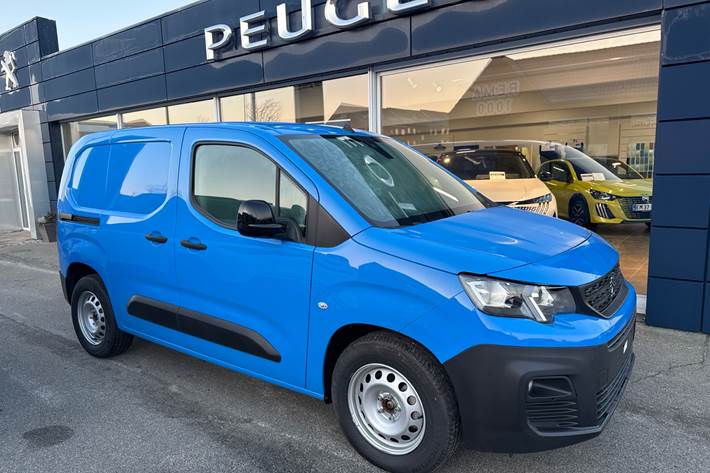 Blå Peugeot e-Partner fra 2023 set udefra
