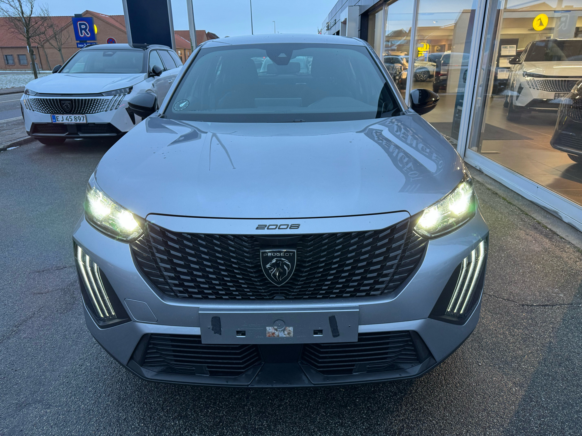 Grå Peugeot 2008 fra 2024