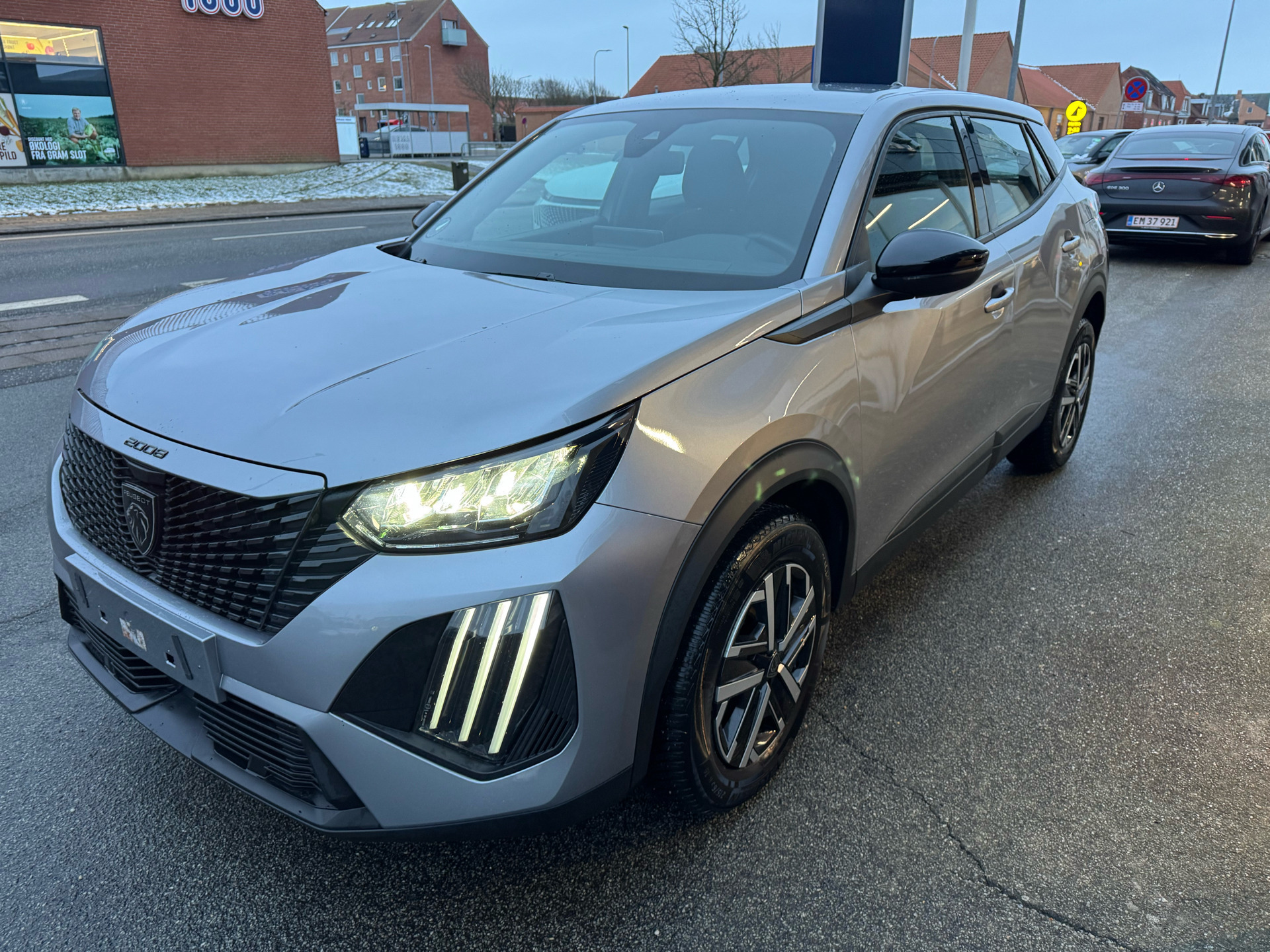 Grå Peugeot 2008 fra 2024