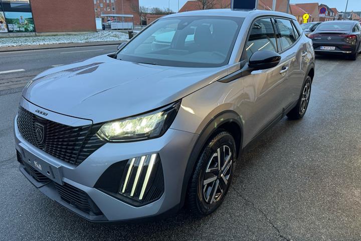 Grå Peugeot 2008 fra 2024