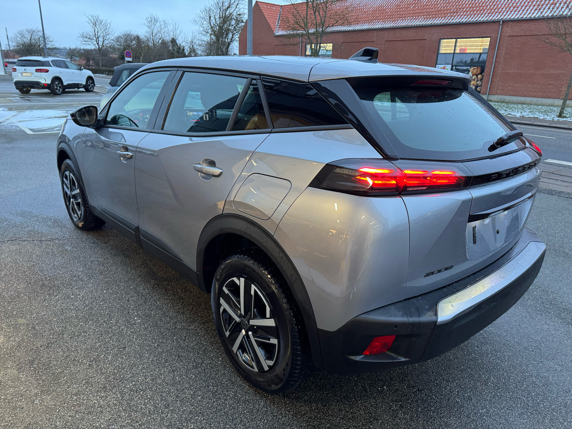 Grå Peugeot 2008 fra 2024