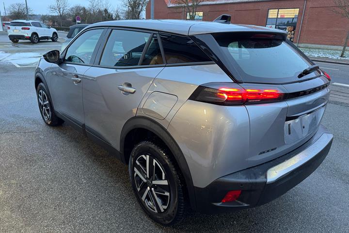 Grå Peugeot 2008 fra 2024