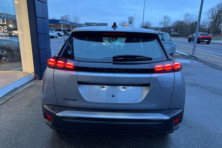 Grå Peugeot 2008 fra 2024