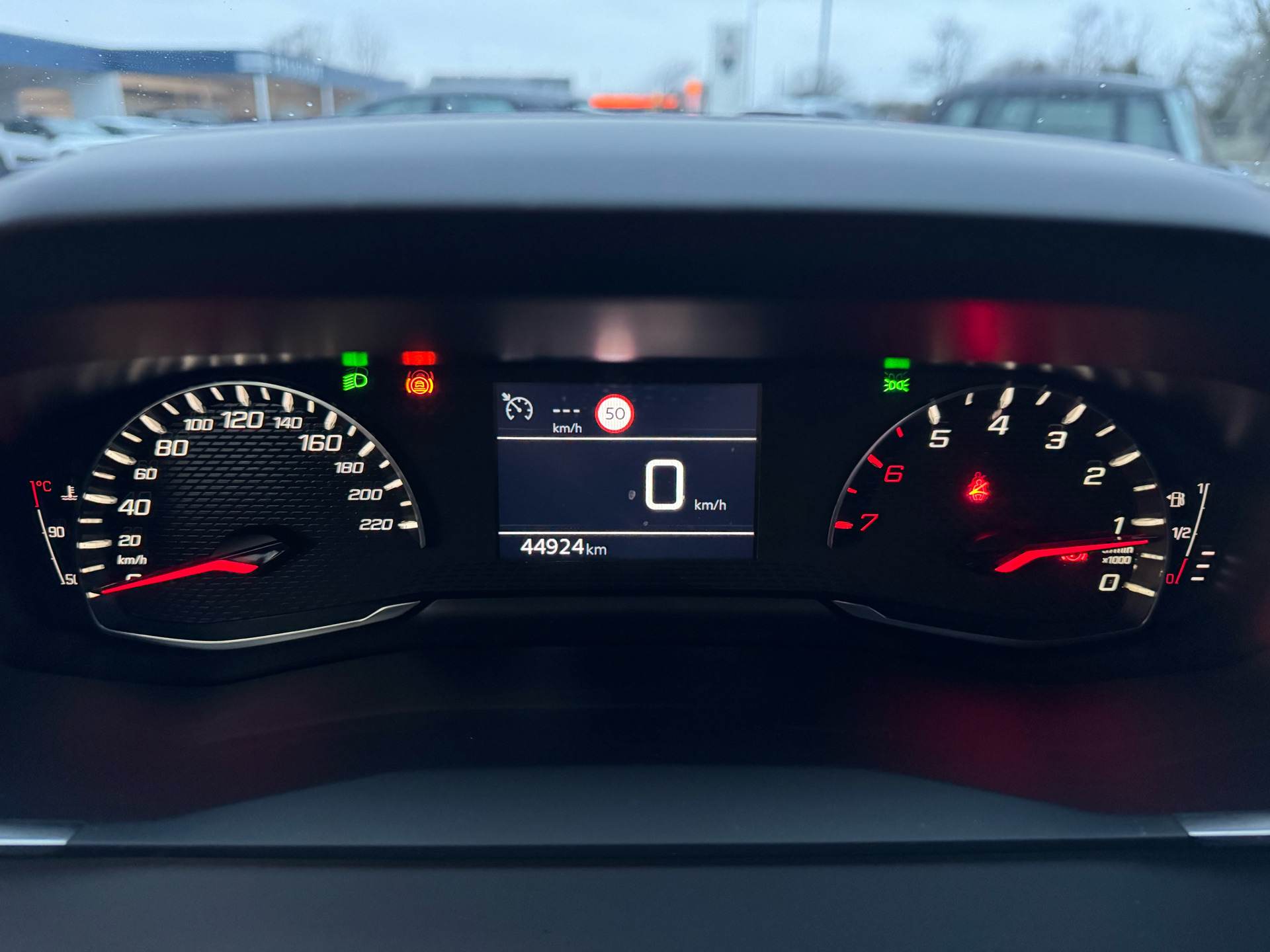 Grå Peugeot 2008 fra 2024