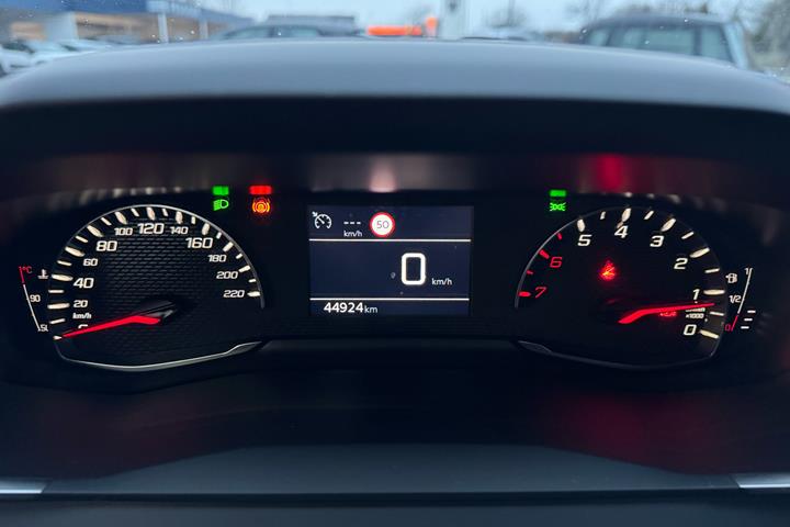 Grå Peugeot 2008 fra 2024
