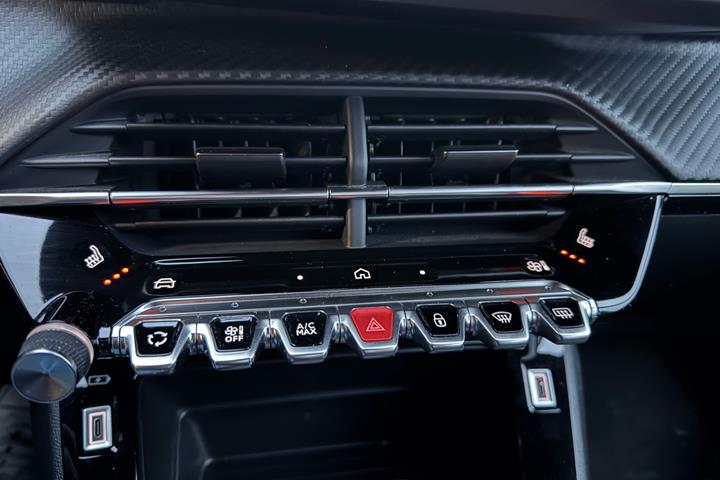 Grå Peugeot 2008 fra 2024