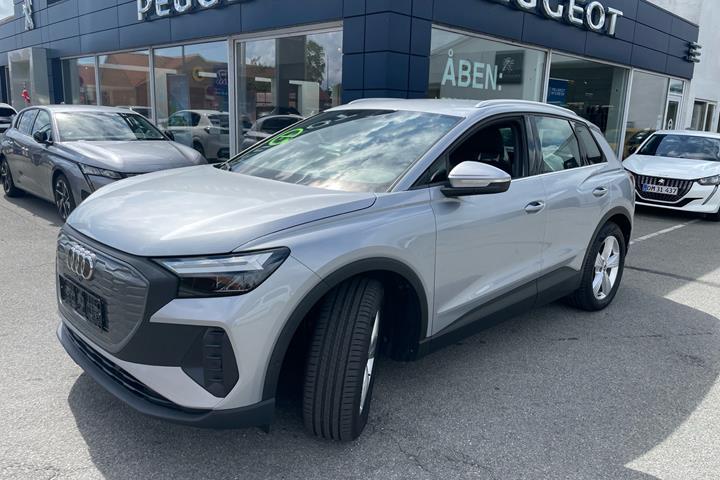 Sølv Audi Q4 fra 2023 set udefra