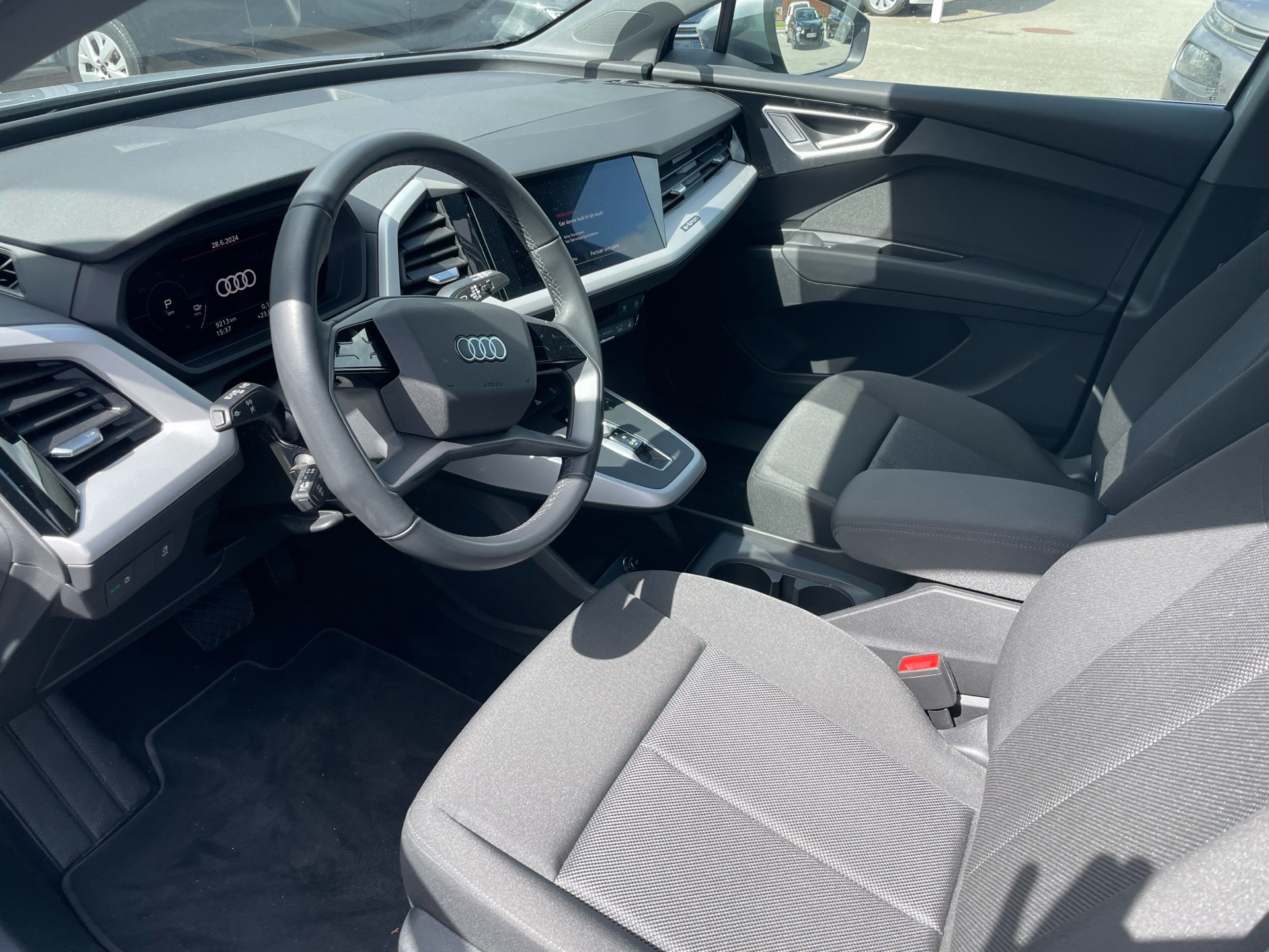 Sølv Audi Q4 fra 2023
