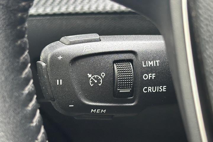 Sort Peugeot 208 fra 2020