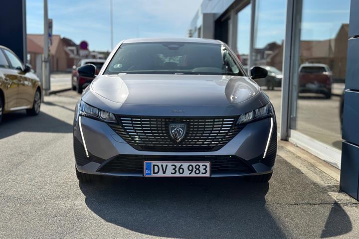 Grå Peugeot 308 fra 2023