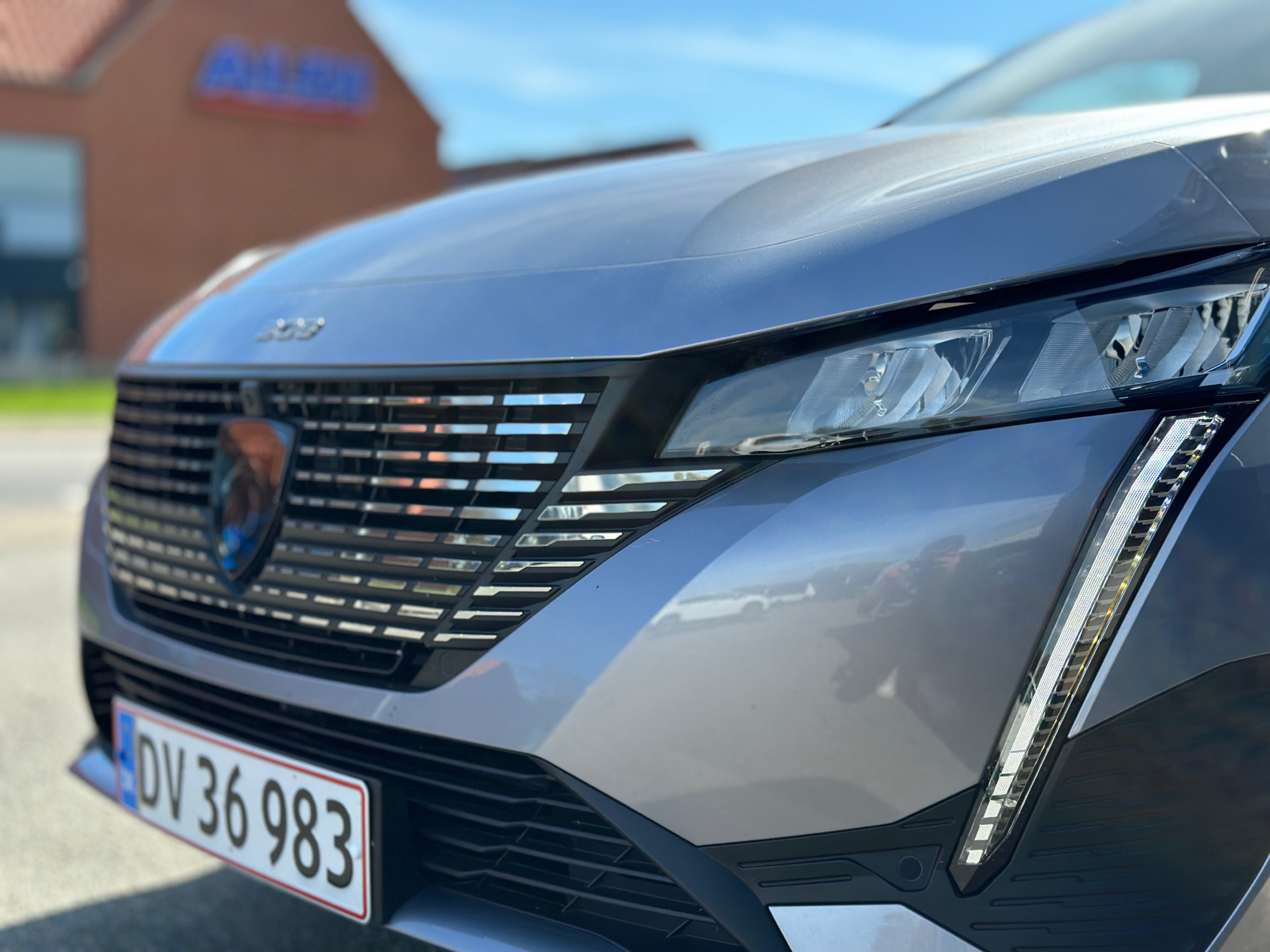 Grå Peugeot 308 fra 2023