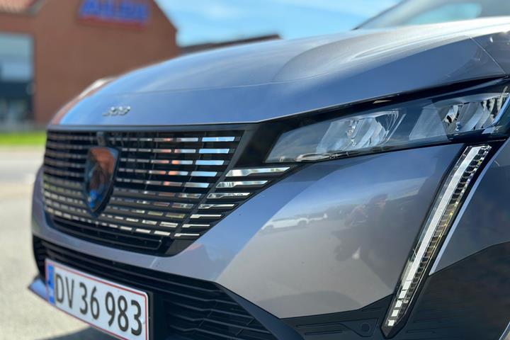 Grå Peugeot 308 fra 2023