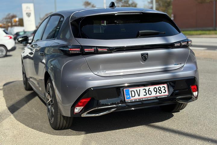 Grå Peugeot 308 fra 2023