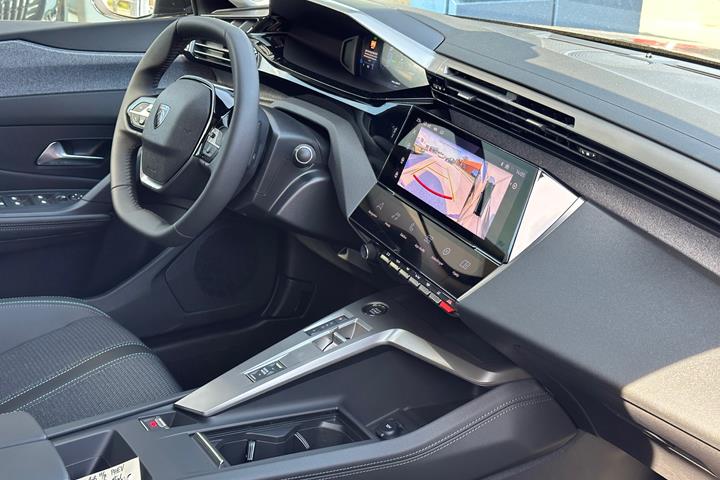 Grå Peugeot 308 fra 2023