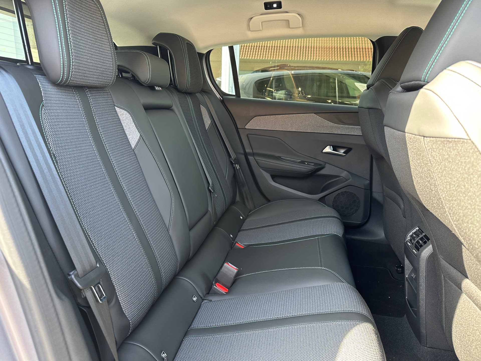 Grå Peugeot 308 fra 2023