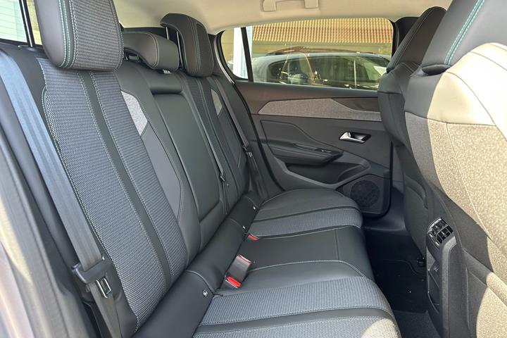 Grå Peugeot 308 fra 2023