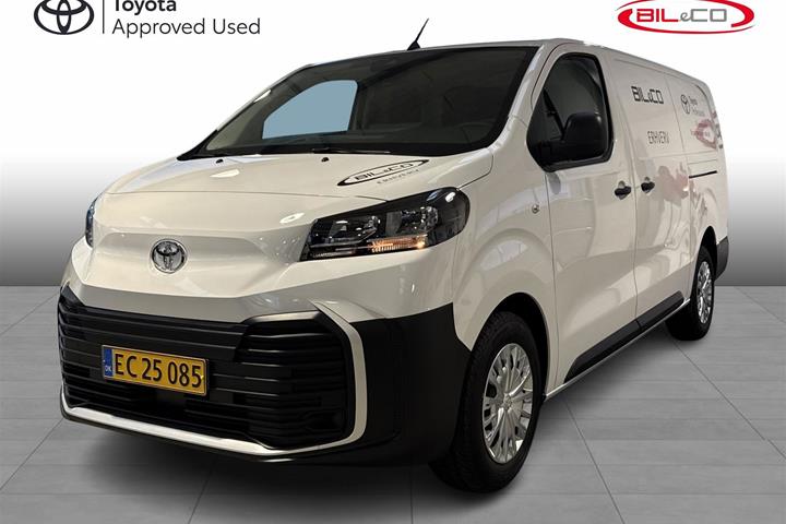 Hvid Toyota ProAce fra 2024 set udefra