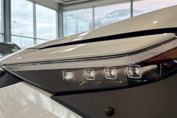 Hvid Toyota BZ4X fra 2025