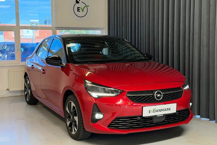 Rød Opel Corsa-e fra 2021 set udefra
