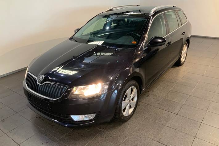 Sort Skoda Octavia fra 2014 set udefra