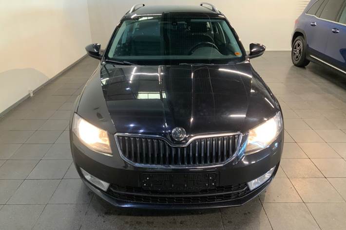 Sort Skoda Octavia fra 2014