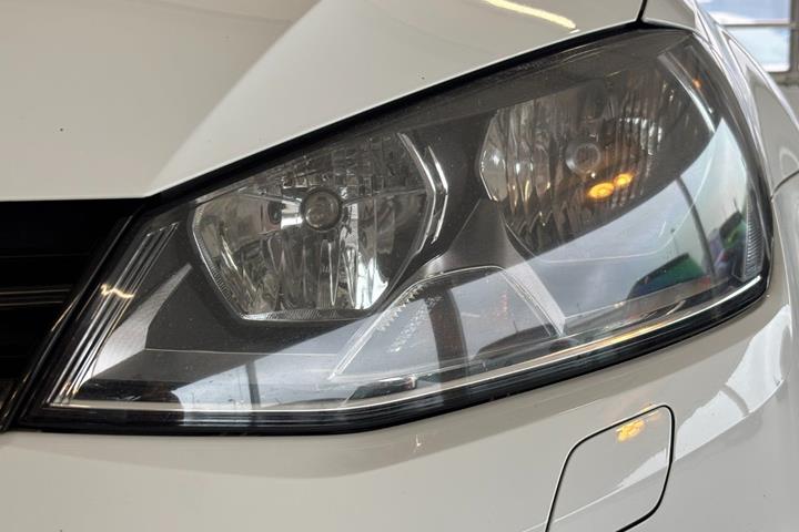 Hvid VW Golf VII fra 2016