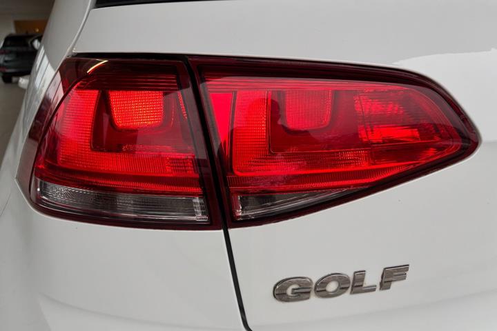 Hvid VW Golf VII fra 2016