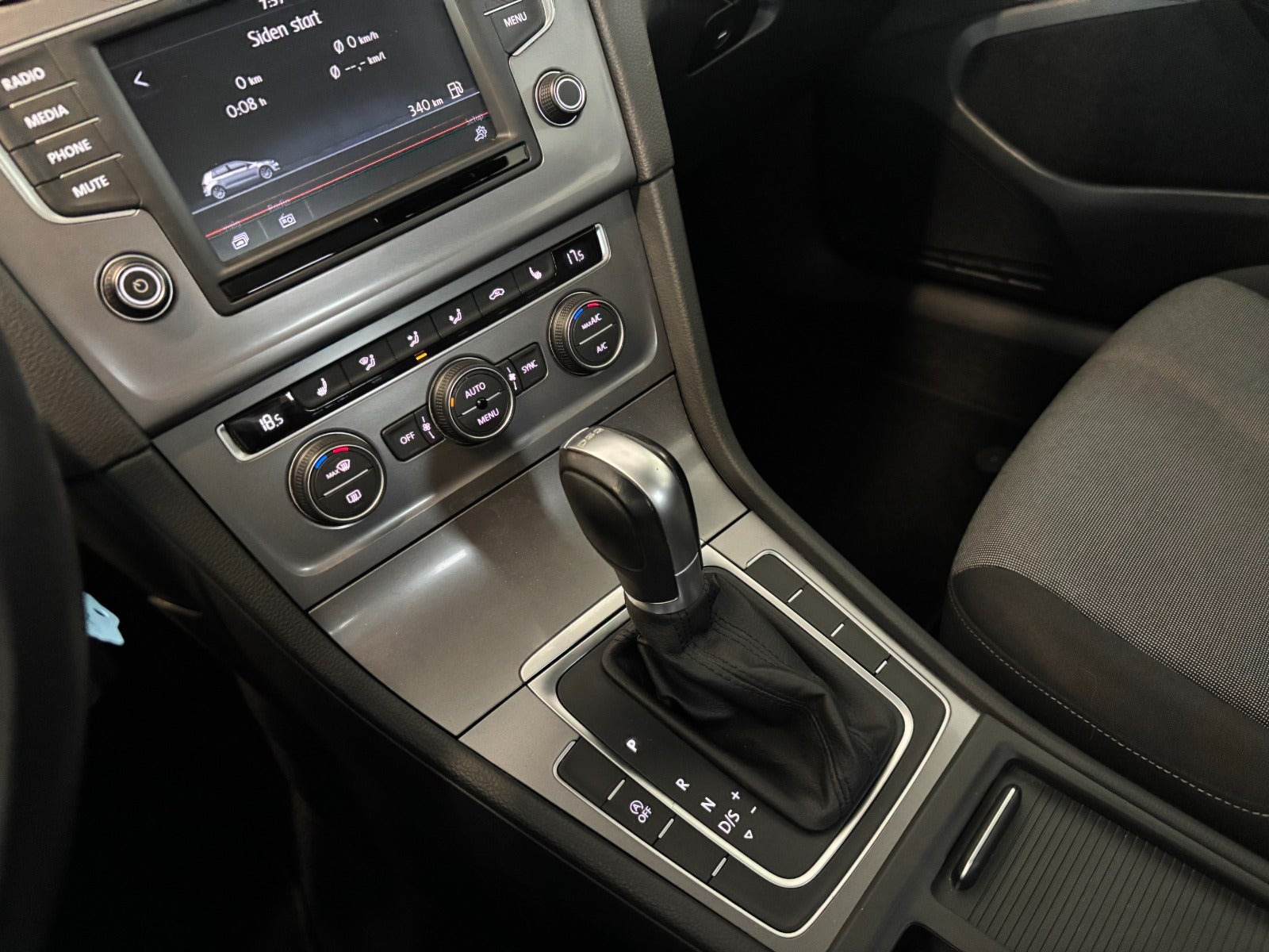 Hvid VW Golf VII fra 2016