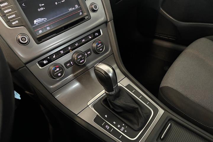 Hvid VW Golf VII fra 2016
