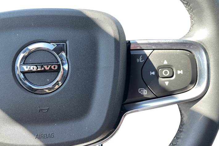 Sølv Volvo XC40 fra 2024
